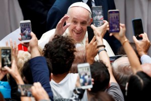 Κορονοϊός: Ο Πάπας ζήτησε για "δώρο γενεθλίων" να σταλεί το εμβόλιο στους φτωχούς και ευάλωτους - εικόνα 2