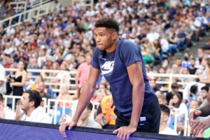 Τεράστιος Γιάννης Αντετοκούνμπο: Χάρισε τη φανέλα του σε παιδί με ειδικές ανάγκες [Εικόνες, βίντεο] - εικόνα 2