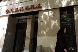 "Κινδυνεύεις, πάρε σωματοφύλακες" - Απείλησαν τον αγρότη που κατήγγειλε τις επιδοτήσεις για ελιές στο... αεροδρόμιο