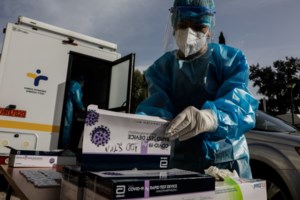 Απίστευτο περιστατικό στον Βύρωνα: Γυναίκα πέταξε από το μπαλκόνι πετρέλαιο σε παιδιά - Στο νοσοκομείο δύο κορίτσια