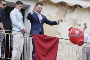 Στον Ναυτικό Σταθμό της Κέρκυρας ο Κασσελάκης: Τσούγκρισε κόκκινα αυγά με ναύτες και αξιωματικούς [βίντεο] - εικόνα 6