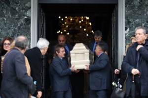 Τέμπη: Νέα συμπληρωματική έκθεση Κοκοτσάκη - "Ο θάνατος πολλών διασωθέντων οφείλεται σε εύφλεκτα καύσιμα υλικά"