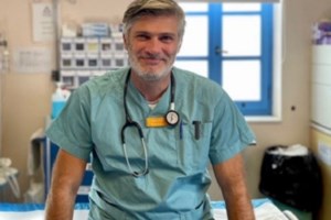 Η συγκλονιστική ιστορία του γιατρού της Σερίφου: Ηθελε να φτιάξει φαρμακείο, του έκαναν πόλεμο και ΕΔΕ, στο τέλος "τα βρόντηξε"