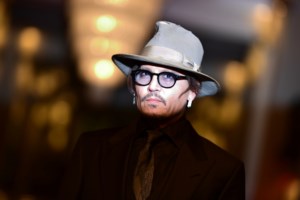 Σοκάρουν οι νέες φωτογραφίες του Τζόνι Ντεπ: "Λιώμα" στο πάτωμα - Έγραφε στο καθρέφτη με το αίμα του [Βίντεο] - εικόνα 5