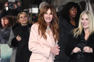 Πενέλοπε Κρουζ: Κομψότητα άλλης εποχής στο κόκκινο χαλί - Το Chanel δαντελένιο φόρεμα και τα αιχμηρά αξεσουάρ - εικόνα 4