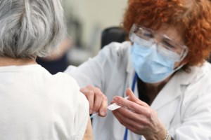 Κορονοϊός: Μια τρίτη δόση εμβολίου μπορεί να ενισχύσει την προστασία των μεταμοσχευμένων