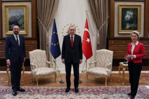 Επίθεση Ντράγκι σε Ερντογάν για το "Sofagate": "Είναι δικτάτορας - Ταπείνωσε τη Φον ντερ Λάιεν"