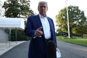 Πανικός σε πάνελ εκπομπής του CNN: Παρουσιαστής υπαινίχθηκε ότι ο Τραμπ δεν πυροβολήθηκε στο αυτί το 2024 [βίντεο]