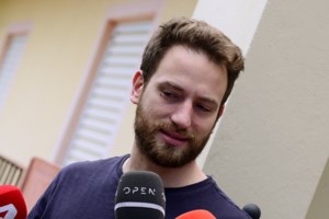 Γλυκά Νερά: "Πατέρας είσαι εσύ;" - Ο μοιραίος διάλογος του άγριου καβγά του πιλότου με την Καρολάιν λίγο πριν την πνίξει - εικόνα 3