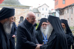 Περιπέτεια για τον Νίκο Δένδια στο Άγιο Όρος: Λιποθύμησε και χτύπησε στο πρόσωπο- Μεταφέρθηκε στην Αθήνα