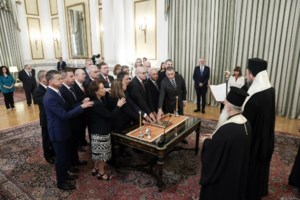 "Σκονάκι" με τις φωτογραφίες των υπηρεσιακών υπουργών ειχαν οι άνδρες ασφαλείας στο Προεδρικό Μέγαρο [εικόνες]