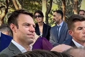 "Ποιος είναι ο κύριος Λιάγκας;": Χαλαρός και ευδιάθετος ο Κασσελάκης με τον Τάιλερ, στον εφοπλιστικό γάμο [βίντεο] - εικόνα 2