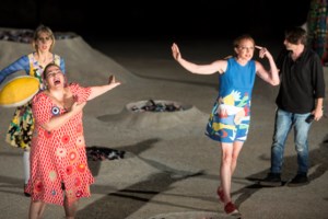 Ακομπλεξάριστη η Δανάη Μπάρκα: Το απίθανο βίντεό της με ολόσωμο μαγιό - εικόνα 2