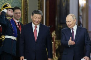 Ατέλειωτη... υποδοχή: Ένα λεπτό περπατούσαν μέχρι να συναντηθούν Πούτιν και Σι στο Κρεμλίνο [βίντεο] - εικόνα 4