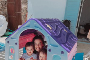 Νικολέττα Ράλλη: Φόρεσε το ίδιο ολόσωμο μαγιό με την κόρη της - Η υπέροχη φωτογραφία στην πισίνα - εικόνα 2