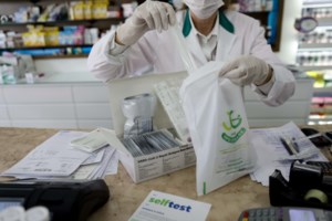 Θεσσαλονίκη: Συγκέντρωση διαμαρτυρίας και αποδοκιμασίες για την επίσκεψη Μητσοτάκη στο "Παπανικολάου" - εικόνα 2