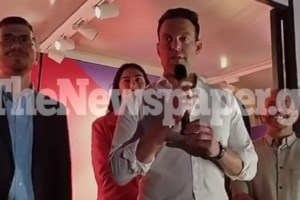 Ο Κασσελάκης πήρε τηλέφωνο την μητέρα του για χρόνια πολλά και... δεν τον κατάλαβε - Τον πρόλαβε ο Τάιλερ [βίντεο]