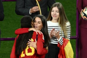 Ξέφυγε ο πρόεδρος της ισπανικής Ομοσπονδίας- Φίλησε στο στόμα παίκτρια: "Ε ναι, δεν μου άρεσε" η απάντησή της