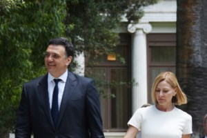 Η Μαρία Ναυπλιώτου με αέρα παριζιάνικης κομψότητας - Η εντυπωσιακή κάπα με κρόσσια και χρυσές λεπτομέρειες