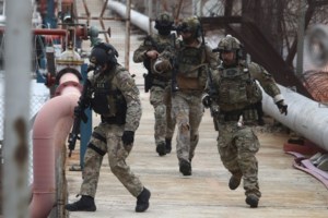 Εντυπωσιακό: Η στιγμή που ο αρχηγός ΓΕΕΘΑ  πηδάει από το ελικόπτερο μαζί με άλλους αλεξιπτωτιστές [Εικόνες -βίντεο]