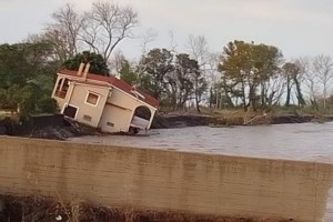 Καρέ καρέ η επιχείρηση ανάσυρσης της σορού του πιλότου από τα 52 μέτρα βάθος μέχρι την ακτή - εικόνα 4