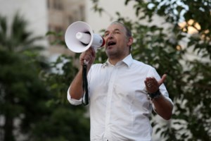 Οι αντιεμβολιαστές στο Σύνταγμα που έγιναν viral - Τα σχόλια στο Twitter