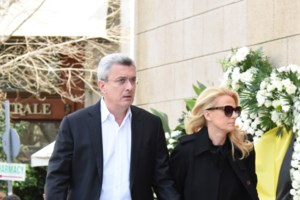 Νίκος Χατζηνικολάου: H σπάνια φωτογραφία με τα τέσσερα παιδιά του στις διακοπές [Εικόνα] - εικόνα 7