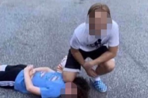 Διαδηλώσεις Φλόιντ: Viral η φωτογραφία που αστυνομικός είναι έτοιμος να ρίξει σε δίχρονο αγόρι - εικόνα 3