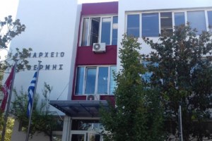 Επίθεση με μολότοφ στο δημαρχείο Θέρμης: "Δεν εκβιαζόμαστε", λέει ο δήμος - εικόνα 3