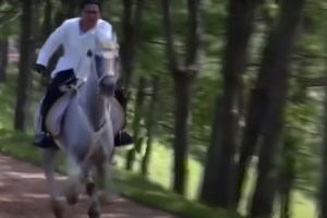 Η Βόρεια Κορέα τίμησε τον Κιμ Γιονγκ Ιλ χωρίς παρέλαση - Οι πολίτες απόλαυσαν μουσική και πυροτεχνήματα [βίντεο] - εικόνα 3