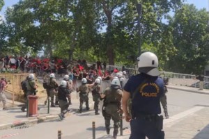 ΑΠΘ: Καβγάς του πρύτανη με τους φοιτητές που εισέβαλαν στον 7ο όροφο- "Το γκρέμισμα της βιβλιοθήκης το δέχεστε εσείς;"