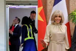 Η απεγνωσμένη προσπάθεια των Μακρόν να δείξουν ότι όλα είναι "μέλι γάλα" - Η γλώσσα του σώματος και το "alpha male" - εικόνα 5