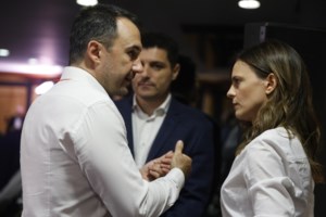 #Αριστερά_Μπροστά: Το Twitter "αποκαλύπτει" το όνομα του κόμματος των 11 ανεξάρτητων βουλευτών - Θα ανακοινωθεί τη Δευτέρα