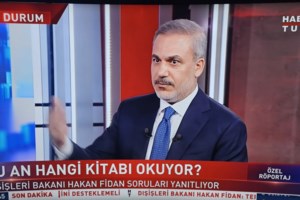 Άφωνος ο Ερντογάν με το μανικιούρ δημοσιογράφου - "Μα τι νύχια είναι αυτά, μήπως ζω ένα όνειρο" [βίντεο]