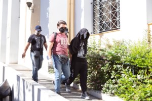 Εφιάλτης στα Βριλήσσια: Τρεις κουκουλοφόροι κακοποιοί με μαχαίρια "μπούκαραν" στο σπίτι 84χρονης και την λήστεψαν