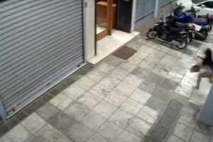 Αποτροπιασμός για τον ξυλοδαρμό τρανς στον Κολωνό - Παραδέχτηκε τα ρατσιστικά του κίνητρα ο ταξιτζής