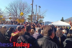 Κηδεία Βασίλη Καρρά: Δεν άντεξε η Δέσποινα Βανδή στο τελευταίο αντίο - Δίπλα της ο Βασίλης Μπισμπίκης - εικόνα 4