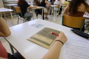 Πανελλήνιες 2022: Πώς διαμορφώνεται η Ελάχιστη Βάση Εισαγωγής - Τα "ρετιρέ" και οι πολλές ταχύτητες στους βαθμούς