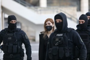 "Θα κλείσουν τα σπίτια σας" - Πρωτοφανές επεισόδιο Κούγια με δημοσιογράφους έξω από τα δικαστήρια