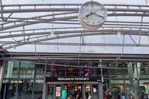 Αποκαθίσταται η λειτουργία του αεροδρομίου Χίθροου μετά το μπλακ-άουτ από τις ακυρώσεις πτήσεων