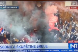 Βελιγράδι: Οι περίεργες αντιδράσεις του πλήθους σε διαδήλωση για τα Τέμπη της Σερβίας- Το ακουστικό όπλο LRAD που προκαλεί πανικό - εικόνα 3