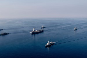 Στο εντυπωσιακό γαλλικό αεροπλανοφόρο Σαρλ ντε Γκωλ η ηγεσία του Πολεμικού Ναυτικού [Εικόνες]