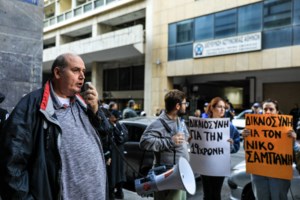 Επεισόδια έξω από το ΑΤ Ομόνοιας με μολότοφ, χημικά και φωτιές σε κάδους - Μία προσαγωγή μετά από πορεία [εικόνες] - εικόνα 7