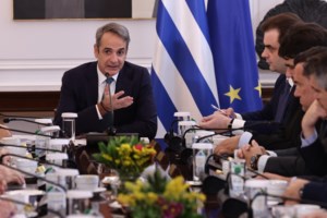 Τι ισχύει τελικά με την κουμπαριά των οικογενειών Μητσοτάκη και Ξυλούρη: Το δημοσίευμα, η κόντρα και η αλήθεια - εικόνα 2