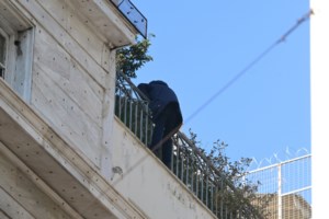Ομόνοια: Κατέβηκε ο ηλικιωμένος που απειλούσε να πέσει από ταράτσα - Τον έπεισε ο Πέτρος Κουσουλός [βίντεο]