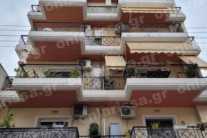 Λάρισα: Ηλικιωμένος έπεσε στο κενό από μπαλκόνι τετάρτου ορόφου [εικόνες]