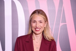 Κατερίνα Καινούργιου: Η εμφάνιση με σύνολο με γεωμετρικά prints από ελληνίδα σχεδιάστρια και καπιτονέ αξεσουάρ - εικόνα 5