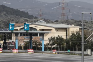 Τραγωδία στη λεωφόρο Βουλιαγμένης: Καραμπόλα τριών οχημάτων με 2 νεκρούς και έναν σοβαρά τραυματία - Κόπηκε στη μέση το ΙΧ - εικόνα 3