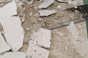 Έπεσαν σοβάδες και σε άλλο σχολείο στον Βόλο - Κινδύνεψε καθαρίστρια [εικόνες]