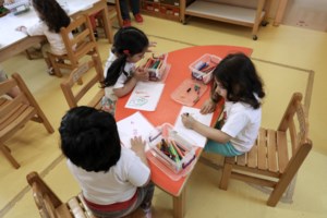 Οργή για την παιδαγωγό που έδενε και κλείδωνε τα παιδάκια στην αποθήκη - Το είχε κάνει ξανά αλλά την διόρισαν και πάλι